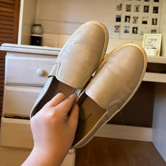 2 pairs tan slip ons - Picture 2 of 4